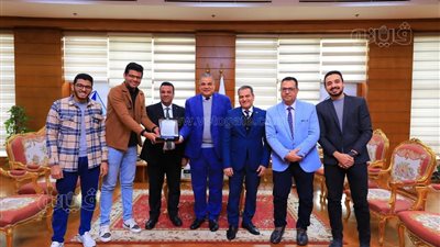 رئيس جامعة كفر الشيخ يكرم الدفعة السابعة من خريجي كلية الطب لتبرعهم بأسِرّة عناية مركزة للمستشفى 