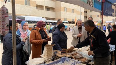 رئيس حي غرب الإسكندرية تشهد فعاليات اليوم الثاني لسوق اليوم الواحد ببشاير الخير 