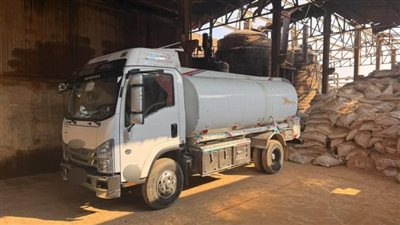 ضبط مصنع لإعادة تدوير زيوت السيارات وطرحها بالأسواق فى كرداسة 