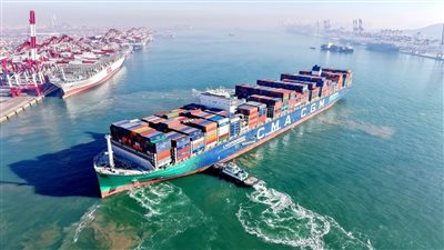 انفجار سفينة حاويات تحمل مواد خطرة في البحر الأحمر وحريق ضخم يشتعل على متنها