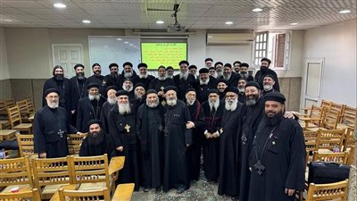 الأنبا رافائيل يناقش ترتيبات الخدمة مع كهنة وسط القاهرة