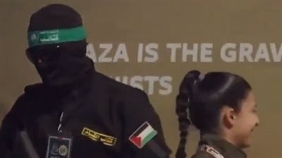 نظرة وابتسامة مجندة إسرائيلية لمقاتل القسام تثير الجدل بالعالم، والنشطاء: مصابة بعشق رجال المقاومة (فيديو)