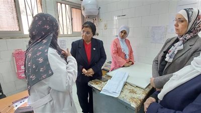 نائب وزير الصحة تتابع صرف الألبان للأطفال بمركز الرعاية الصحي بالعمرانية