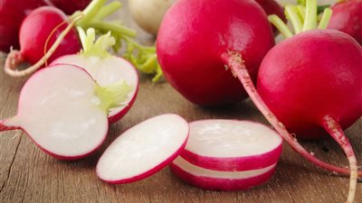 فوائد الفجل، يخفض ضغط الدم ويحل مشاكل الجهاز الهضمي