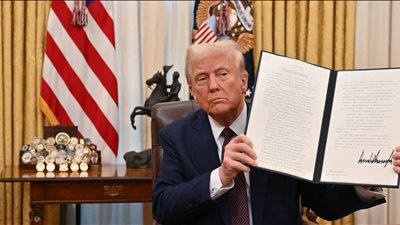 ترامب يوقع أمرا تنفيذيا يحظر تمويل عمليات التحول الجنسي لمن دون الـ 19 عاما