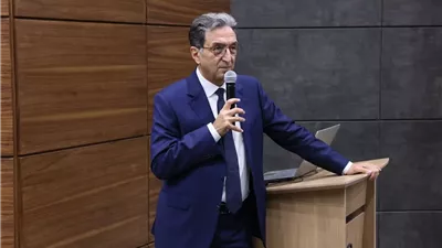 علاء الغنيمي يلقي محاضرة بالعلمين الجديدة حول أحدث المستجدات الطبية 