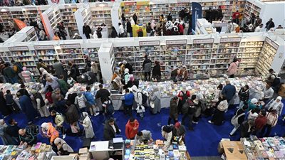 إقبال جماهيري كبير على جناح هيئة الكتاب بمعرض القاهرة