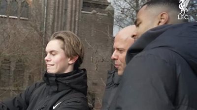 استقبال خاص لمدرب ليفربول في هولندا قبل لقاء إيندهوفن بدوري أبطال أوروبا (فيديو)