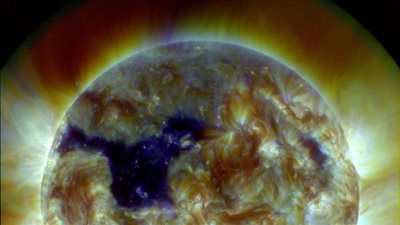  توقعات بعاصفة جيومغناطيسية تضرب الأرض بسبب ثقب في الغلاف الجوي للشمس