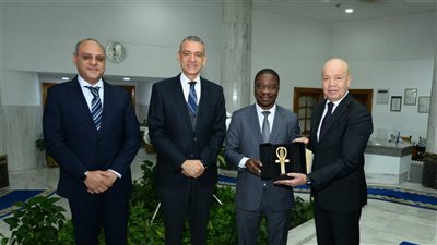 رئيس شركة مصر للطيران يبحث تعزيز التعاون مع سفير كوت ديفوار بالقاهرة