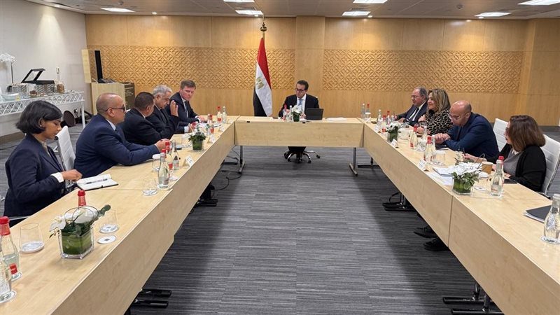 وزير الصحة يناقش