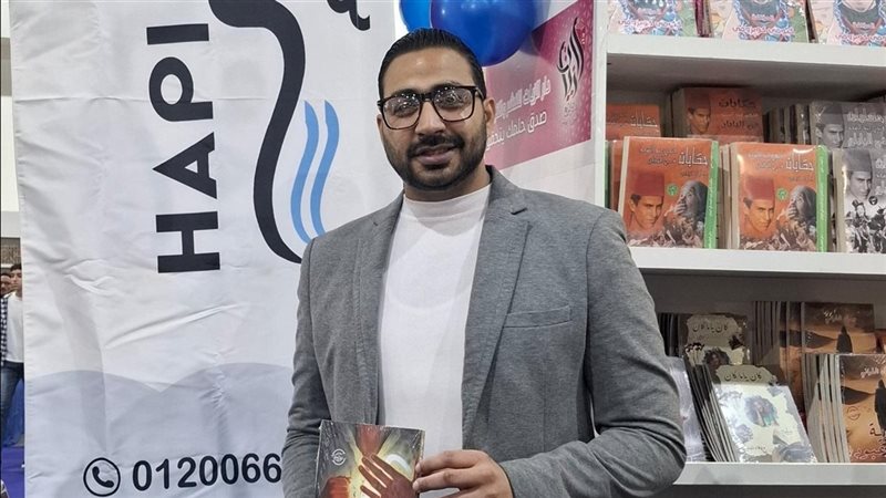 محمد كامل يوقع روايته