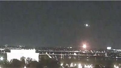 فيديو جديد للحظة اصطدام طائرة تقل 60 راكبا بمروحية عسكرية أمريكية وترامب يعلق