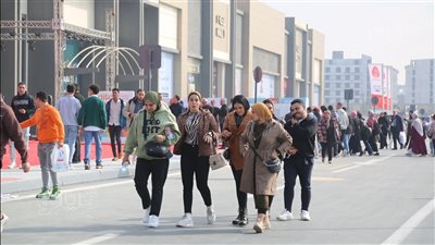 إقبال جماهيري كبير على معرض الكتاب في يومه السابع (صور)