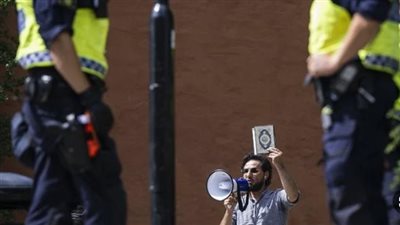 أثار عاصفة غضب عالمية بعد حرق المصحف في 2023.. القصة الكاملة لمقتل العراقي سلوان موميكا.. مسلح اغتاله في بث مباشر..  ووالده تبرأ منه