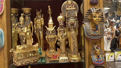 سوق الأقصر القديم.. أشهر الأسواق السياحية في مدينة الشمس.. تماثيل ومشغولات يدوية فرعونية «أبرز البضائع».. والأسعار تبدأ من 80 جنيها