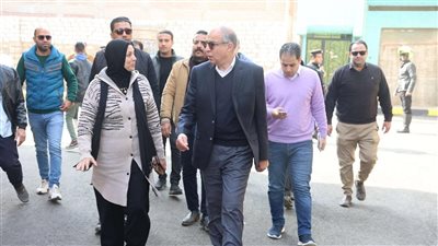 محافظ المنيا يتفقد أعمال الرصف ورفع كفاءة الطرق بمطاي (صور)