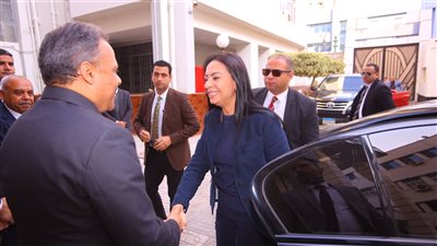 وزيرة التضامن تستهل زيارتها للشرقية بلقاء المحافظ 