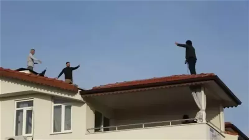 شاب يحاول الانتحار،
