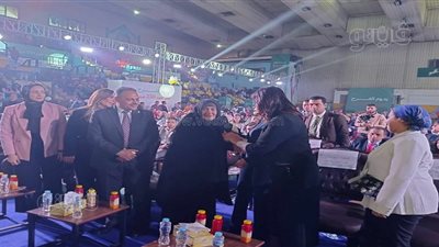 وزيرة التضامن تشيد بجهود والدة صائد الخلايا الإرهابية في الشرقية (فيديووصور)