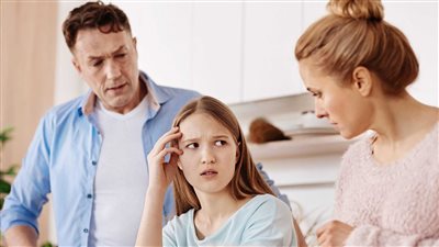 طرق التعامل مع ابنتك المراهقة لدعم ثقتها بنفسها