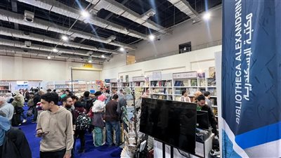 إقبال على إصدارات مكتبة الإسكندرية في معرض الكتاب