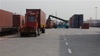 استمرار أعمال التشغيل التجريبي لمحطة شحن القطارات بالحاويات بمحطة تحيا مصر 