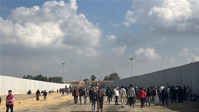 توافد المواطنين على معبر رفح للتظاهر رفضا لتهجير أهالي غزة (صور)