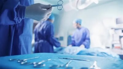 فريق طبي بجامعة أسيوط ينجح في تغيير كامل لمفصل الفخذ بآخر صناعي