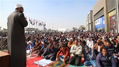 المئات يؤدون صلاة الجمعة بمعرض الكتاب