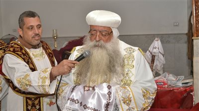 مطران دشنا يترأس صلوات القداس الإلهى بكاتدرائية الشهيد العظيم مارجرجس (صور)