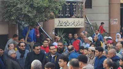 الحزن يسيطر على مصطفى شعبان بجنازة شقيقه (صور)