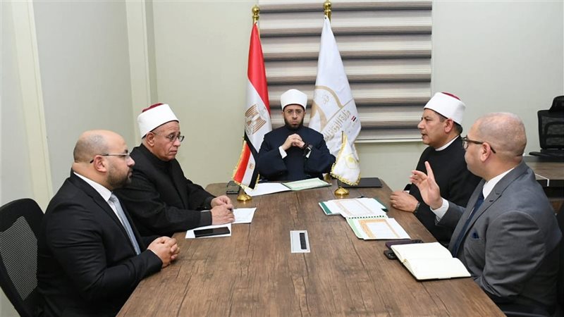 وزير الأوقاف يلتقي