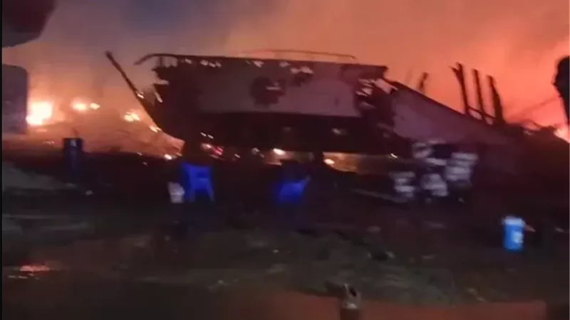حريق فى قزق لبناء