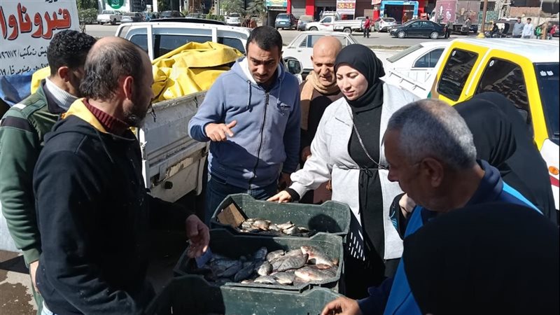 بيع الأسماك في سوق