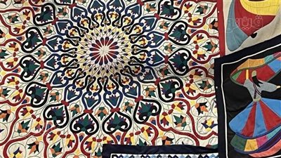 الخيامية فن الخيوط الذهبية.. لوحات فنية من القماش والزخارف.. محمود يكشف أسرار المهنة.. ويؤكد: الآلات الحديثة «أبرز التحديات» (فيديو) 