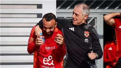 شاهد، أفشة يمازح كولر في لقطة طريفة بمران الأهلي 