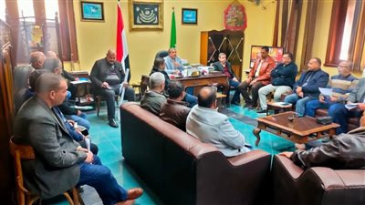 رئيس مدينة الزقازيق يناقش موقف ملفات التصالح وتحصيل الإيرادات المتأخرة 