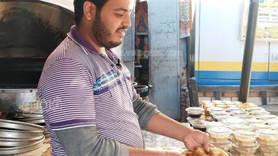 «نار الفرن ولا جنة الهجرة».. شباب يبدعون في تقديم الفطير المشلتت أمام مسجد القنائي.. مصطفى: «الصعيد كله خير وبركة».. ووليد: «بلدنا أولى بينا وأحسن من الغربة» (فيديو)