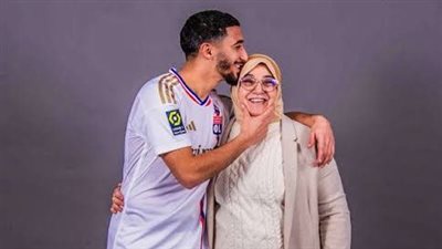 سعيد بن رحمة يصل إلى السعودية برفقة والدته استعدادا للانضمام إلى نيوم (فيديو)