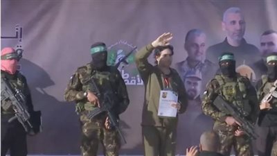 بدء تسليم المحتجزين الإسرائيليين في خان يونس وميناء غزة (فيديو)