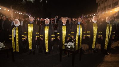 جامعة عين شمس تنظم الحفل الثاني لتخريج الطلاب الوافدين بكلية الطب