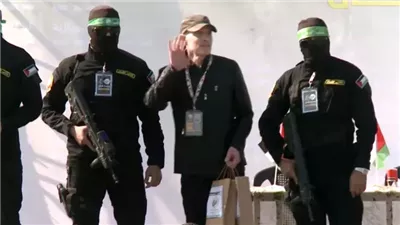 كتائب القسام تسلم الأسير الأمريكي كيث سيجال للصليب الأحمر