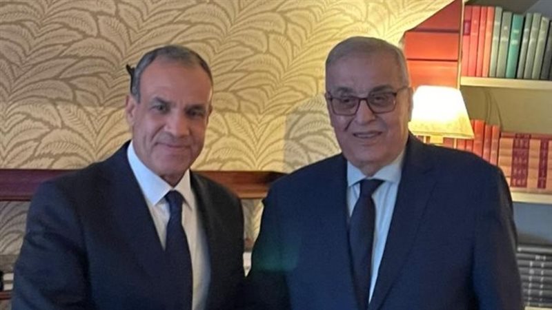 وزير الخارجية مع