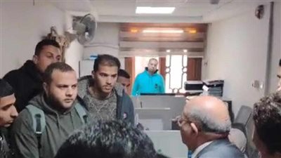 عشرات الخريجين يتجمعون بنقابة المهندسين لطلب حقهم في القيد