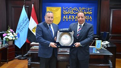 نقابة الصحفيين تكرم رئيس جامعة الإسكندرية