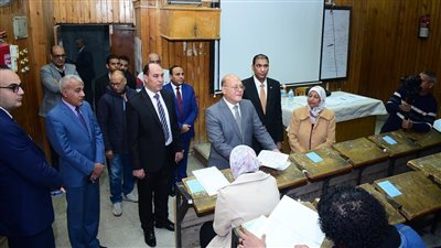 رئيس جامعة سوهاج يتفقد سير امتحانات كلية الدراسات العليا والبحوث البيئية