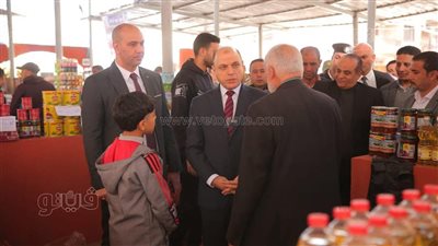محافظ كفرالشيخ يتابع توافر السلع الأساسية بأسواق اليوم الواحد
