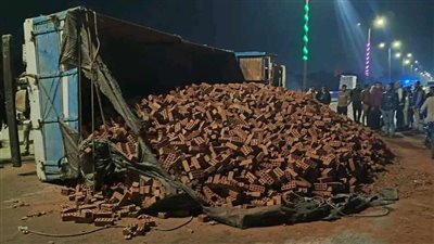 الصور الأولى لحادث انقلاب سيارة نقل محملة بالطوب بالشرقية وإصابة قائدها