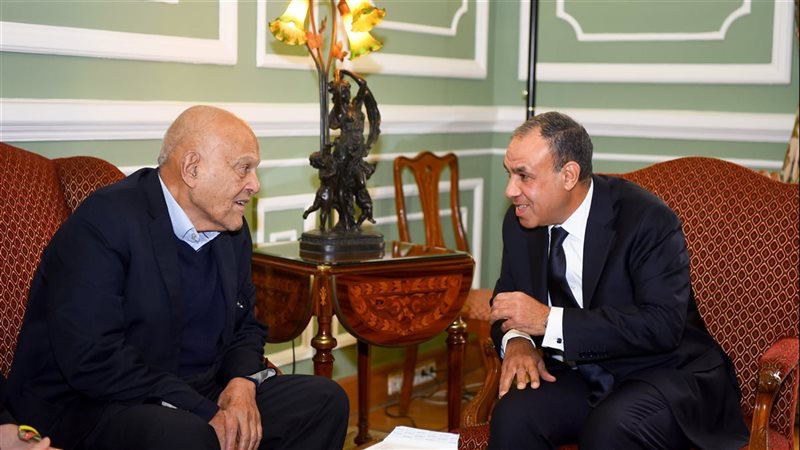 وزير الخارجية مع